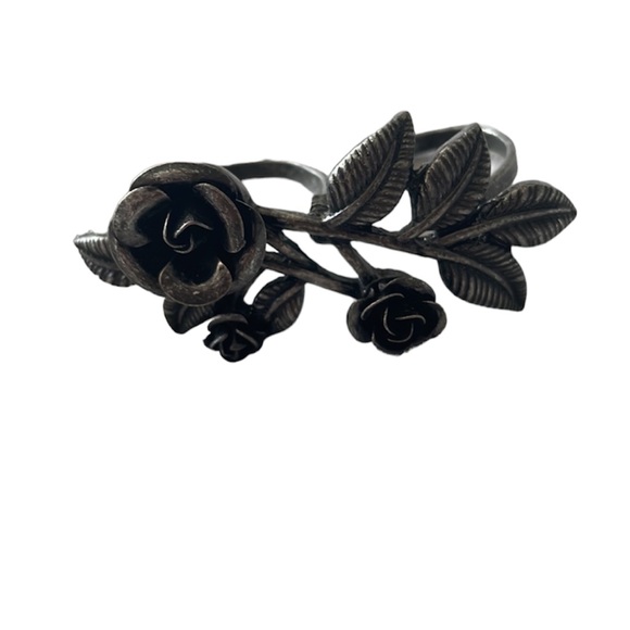 Flower 2 Finger Ring - Picture 2 of 3